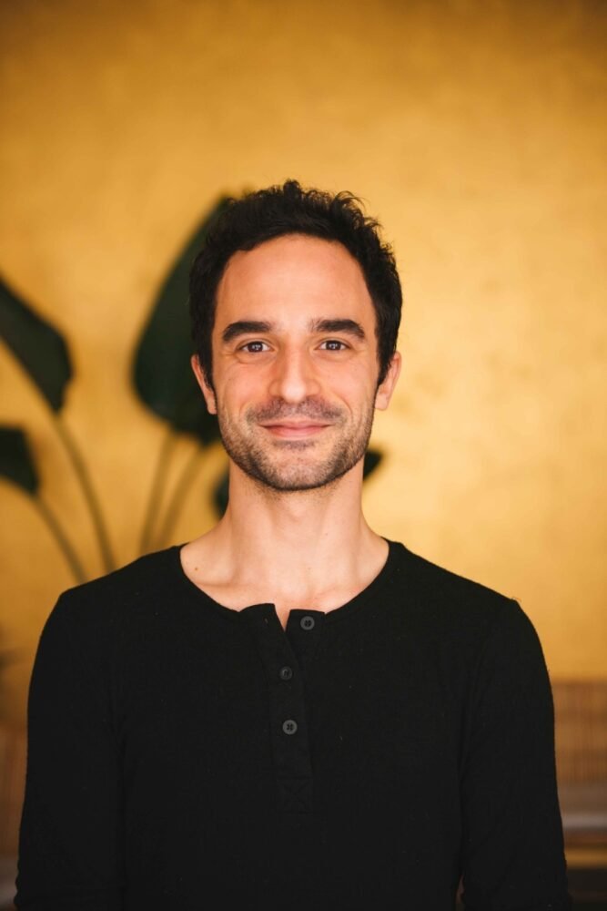 Professeur de yoga Tony Chassan