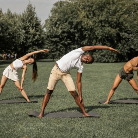 Groupe de personnes faisant du yoga pour réduire leur stress