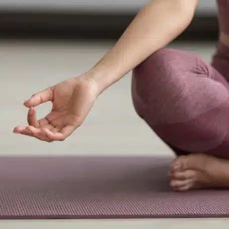 Posture du paon en yoga